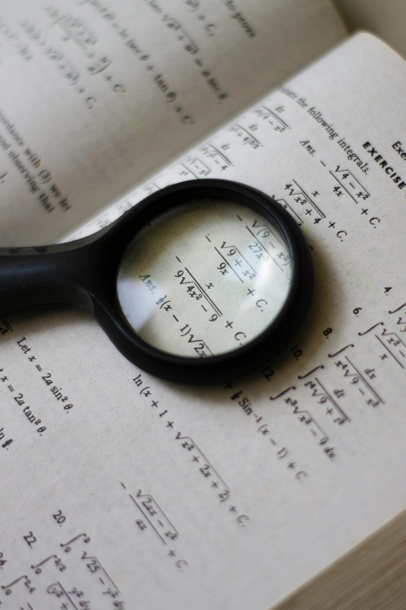 Read more about the article Korepetycje indywidualne czy grupowe z matematyki – co wybrać dla swojego dziecka?